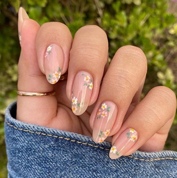 Prensa de almendras florales verdes ditzy en las uñas
