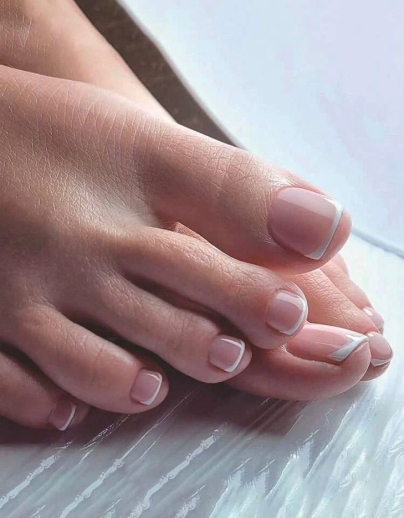 Manicura francesa natural clásica Prensa blanca rosa en las uñas de los pies