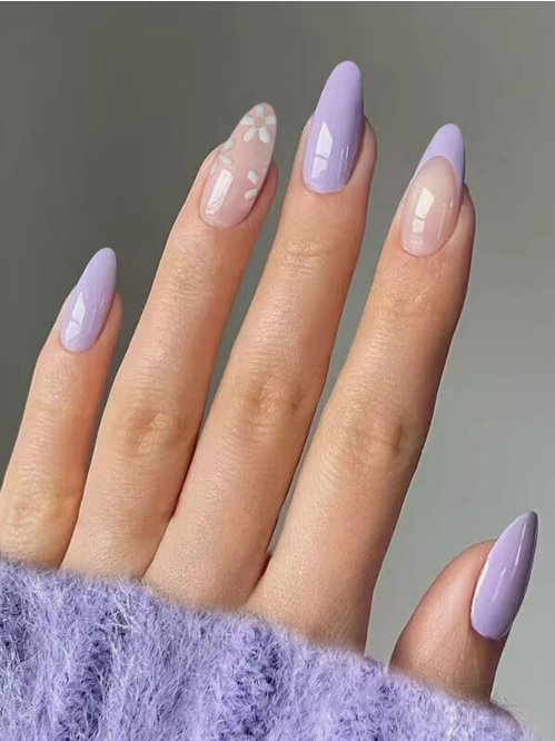 Prensa de brillo con detalles florales lilas en las uñas