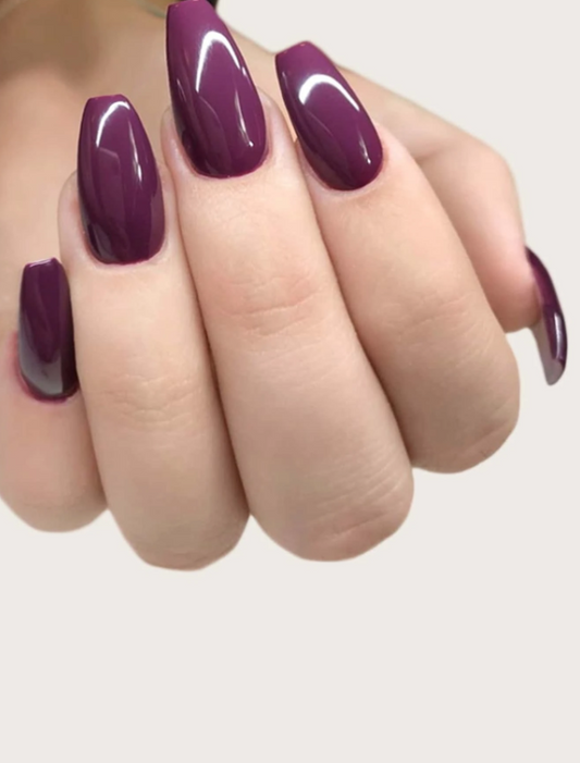 Prensa larga de color morado oscuro en las uñas