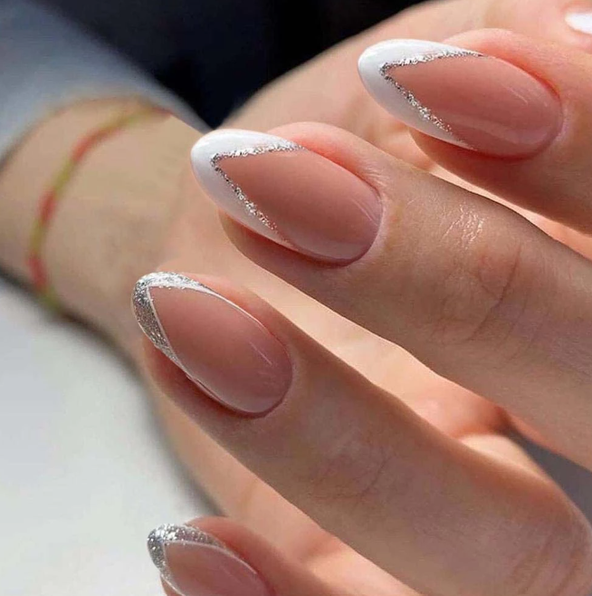 Manicura francesa con borde plateado y punta blanca.