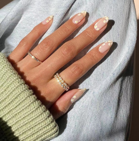 White Daisy Press On Nails