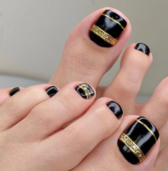 Prensa de piedras preciosas de oro negro en las uñas de los pies