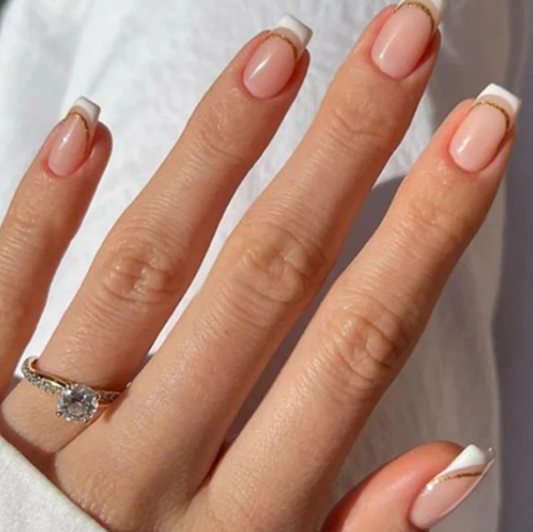 Manicura Francesa Con Borde Dorado Punta Blanca