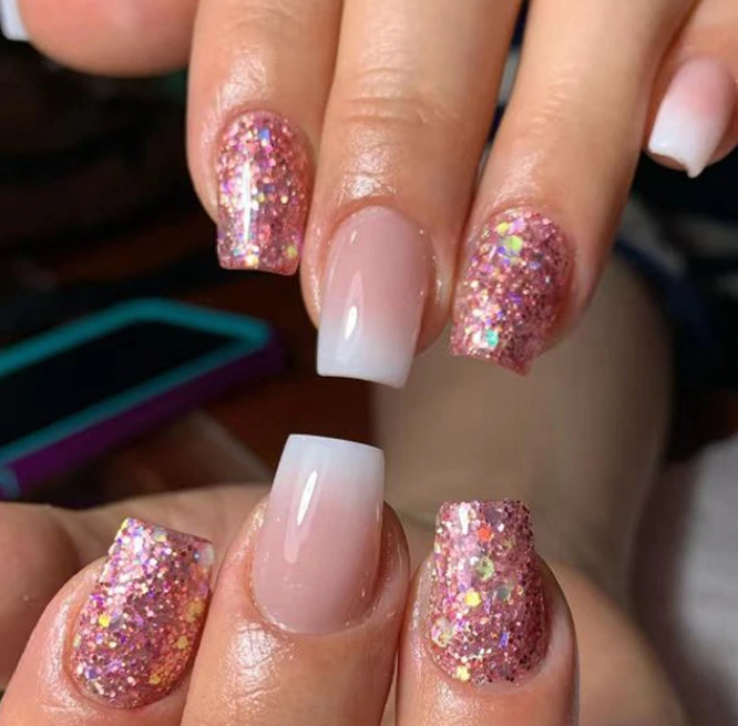 Prensa de Ombre rosa con brillo de oro rosa en las uñas