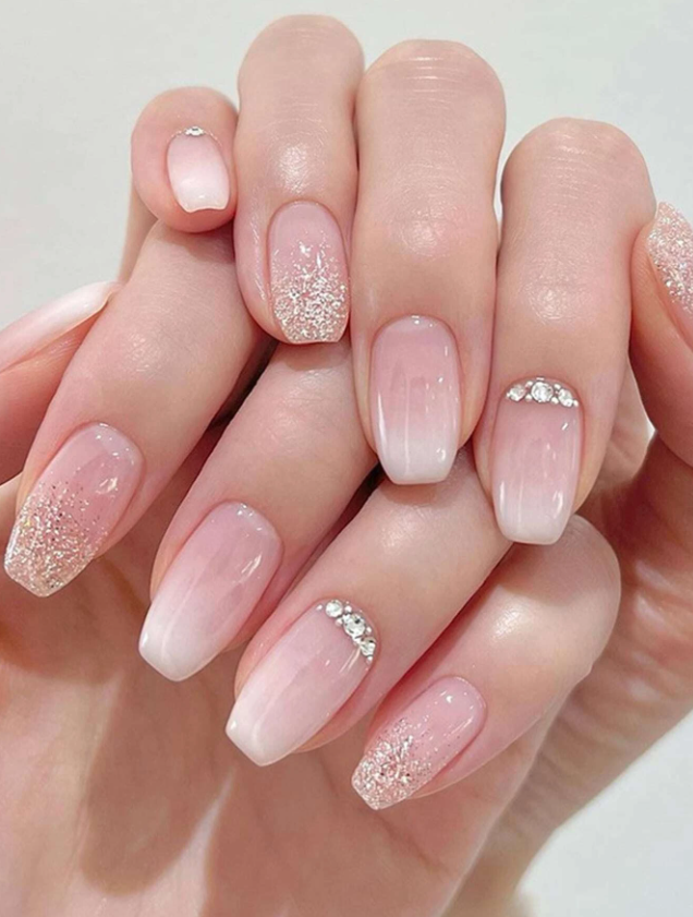 Prensa rosa Ombre Diamente en las uñas