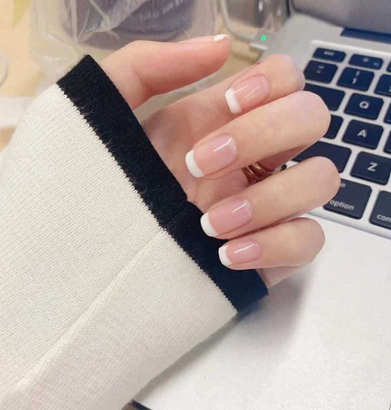 Set completo de manicura y pedicura con punta francesa clásica blanca