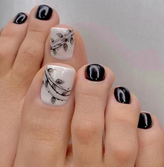 Black White Floral Press On Toenails