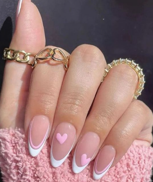 Prensa de novia rosa en las uñas